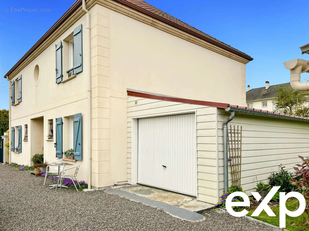 Maison à BELLENGREVILLE