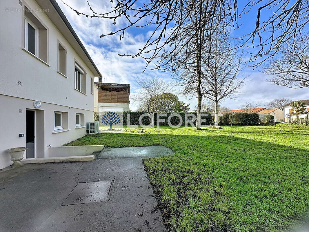 À vendre - Maison de 100 m2 en plein bourg de La Peyratte - photo 18