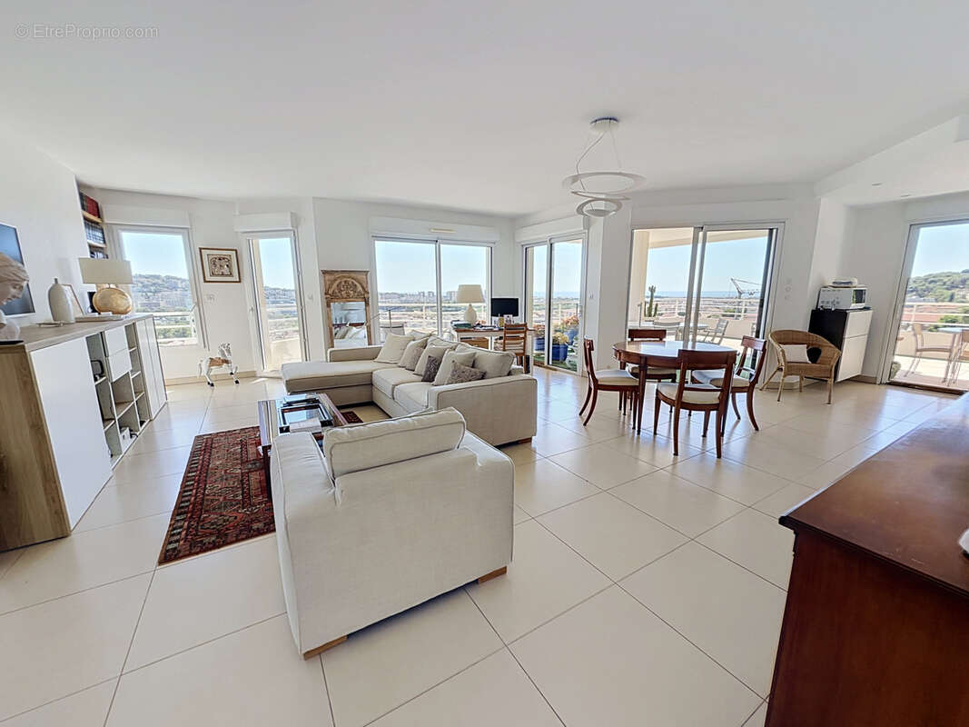 Appartement à SAINT-LAURENT-DU-VAR