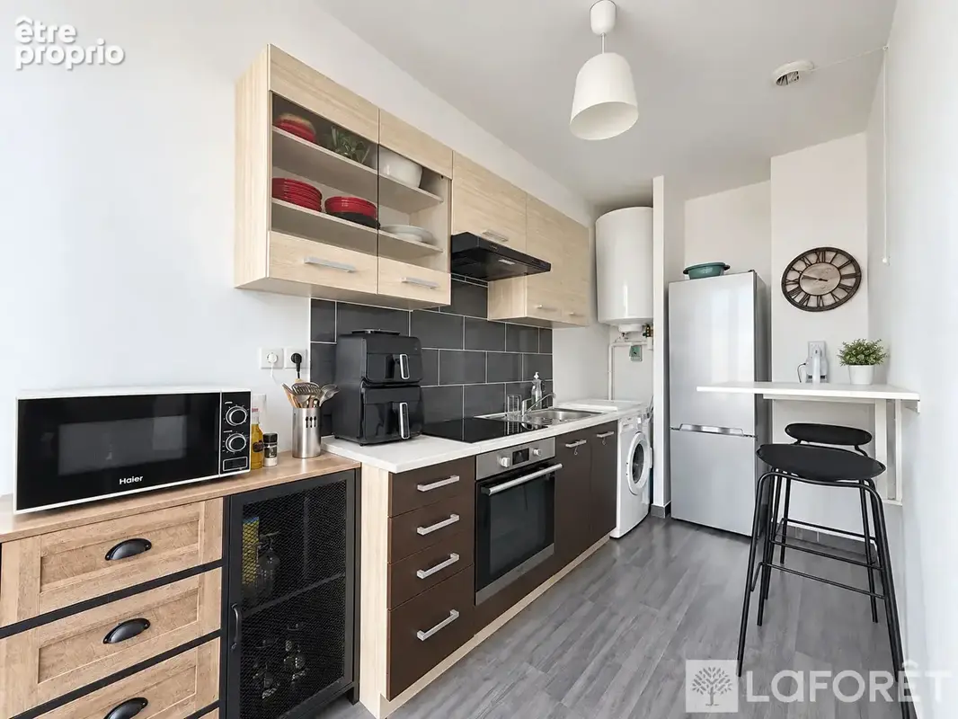 À VENDRE - Grand studio meublé avec locataire en place - Place Saint-Nicaise - photo 3