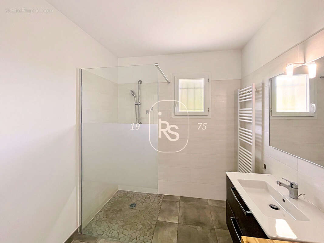 Une lumineuse villa de plain-pied récente de 80 m2 avec 559 m2 de jardin avec 3 chambres. - photo 7