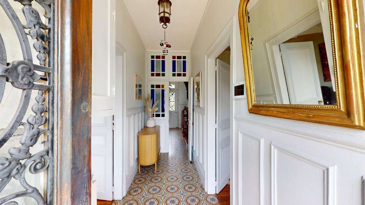 MAISON BOURGEOISE  229 M2 + dépendance 155 m2 PRIX  467900 - photo 8