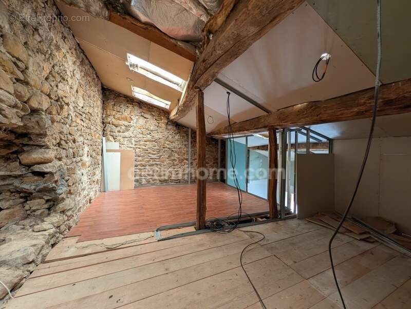 A vendre - Maison de village en pierre à rénover - potentiel 140m² + garage + terrasse 16.7m² - Bettant à proximité d'Amberieu e - photo 9