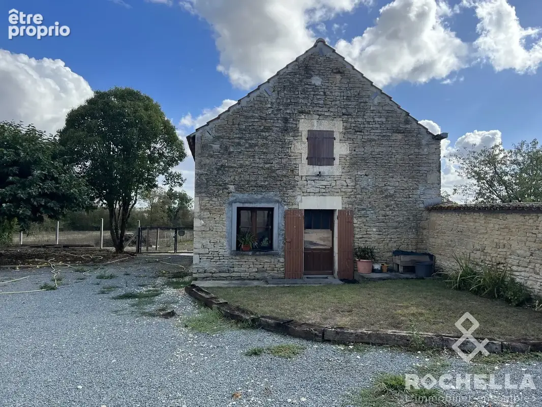 Maison 129 m² à Puyrolland  - photo 2