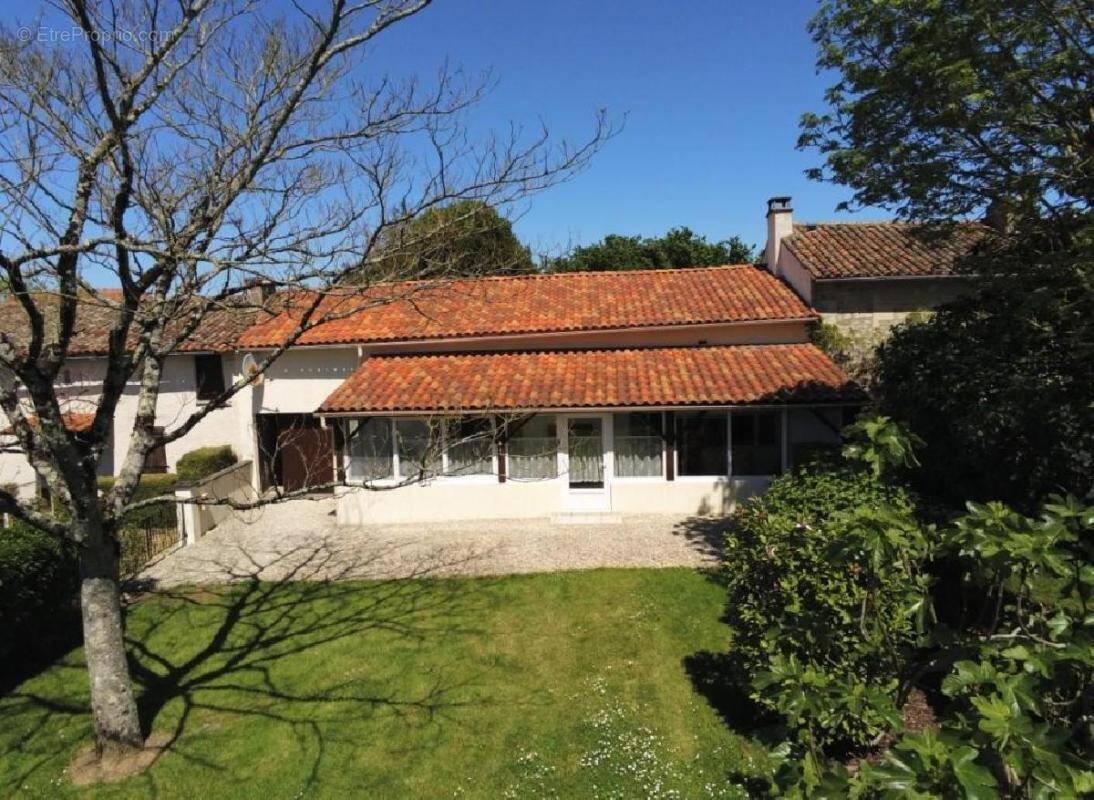 Maison à CHEF-BOUTONNE