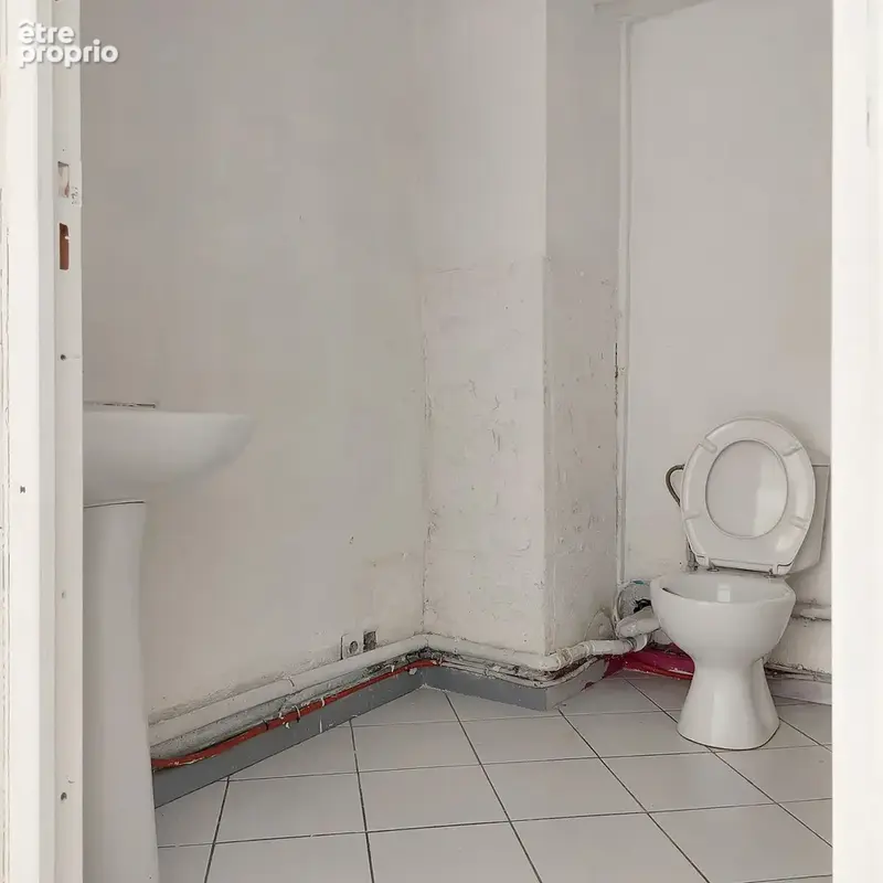 Local/bureau à vendre MONTAUBAN (82) avec vitrine et deux entrées, espace sanitaire - photo 11