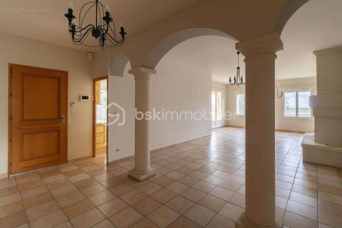 Belle villa de plain-pied avec annexes et piscine - photo 10