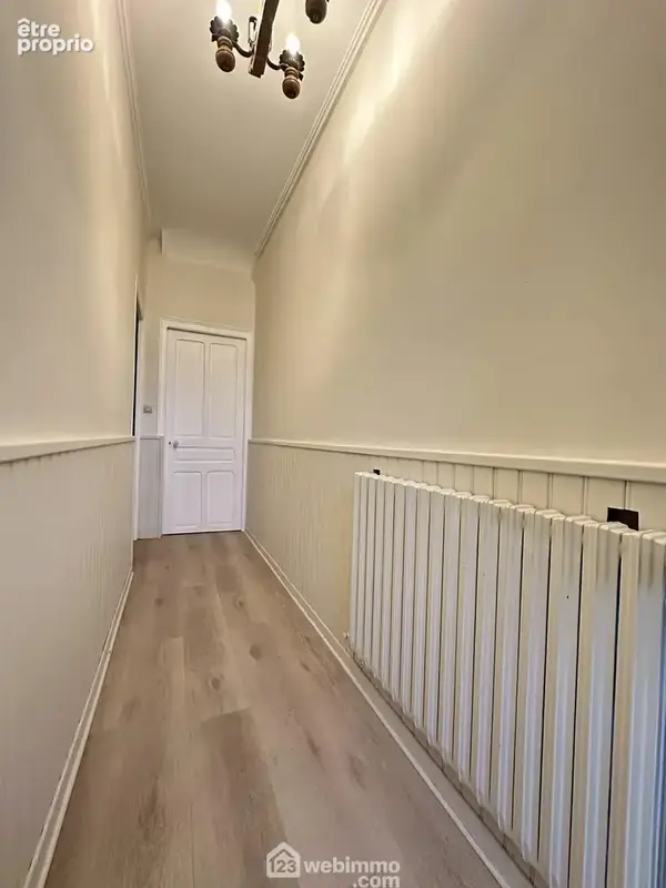 Découvrons l'intérieur, une vaste entrée distribue ...