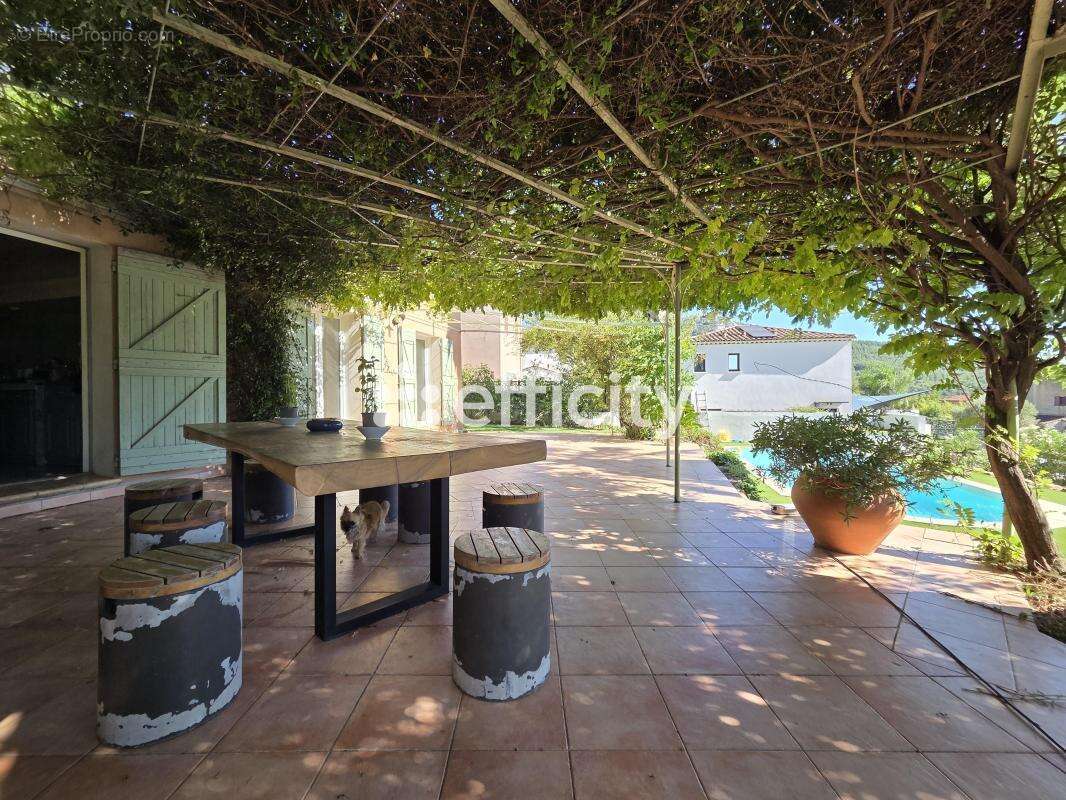 Maison 136 m² à Le Castellet  - photo 2