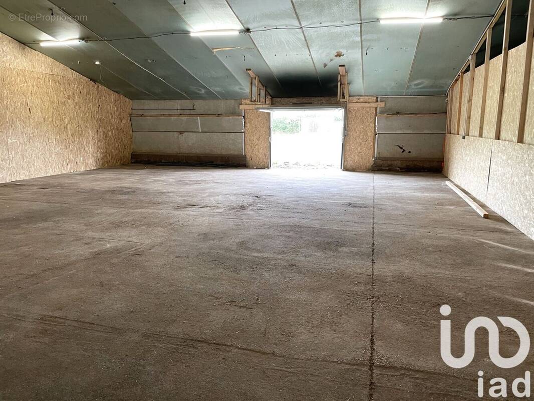 Photo 1 - Parking à LA ROUXIERE