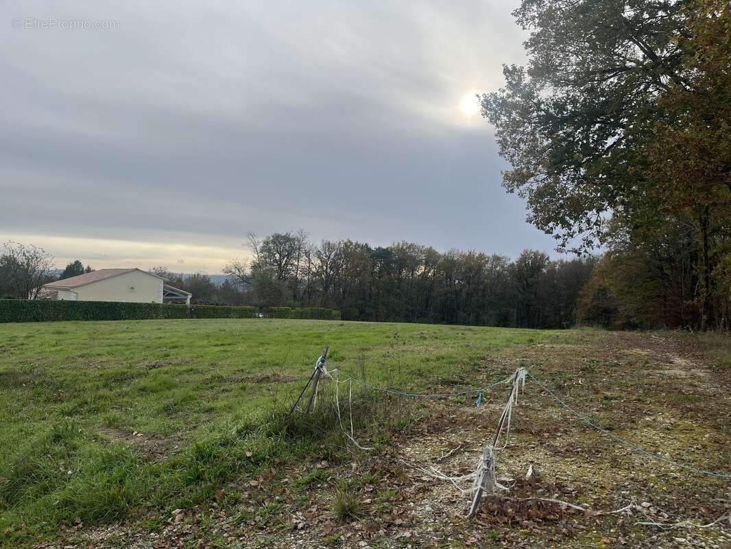 Terrain à LEGUILLAC-DE-L'AUCHE