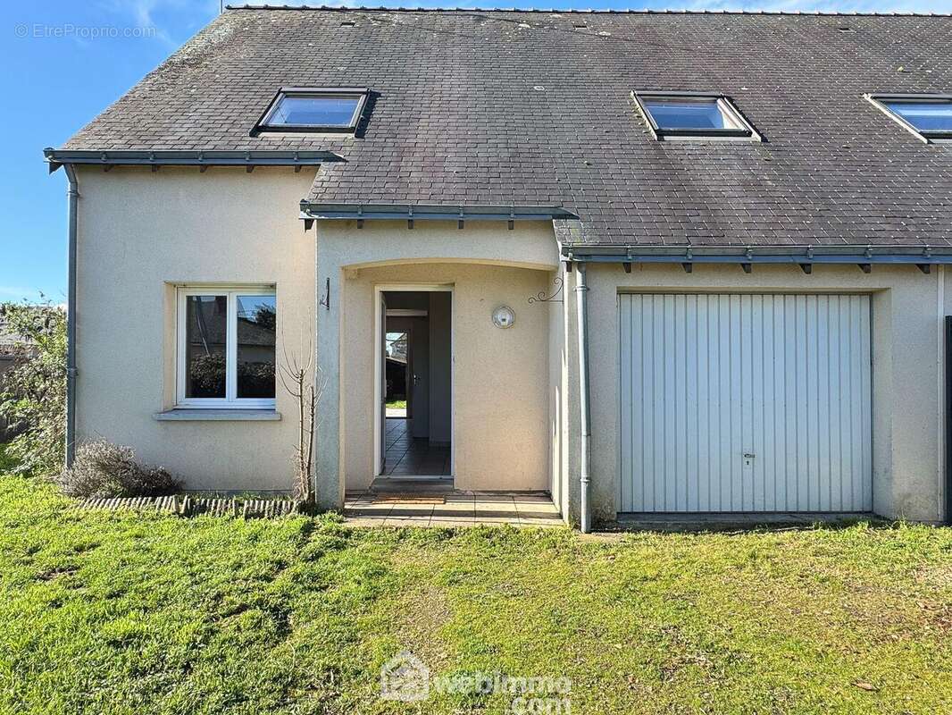 Maison située proche des commodités, dans un environnement calme.