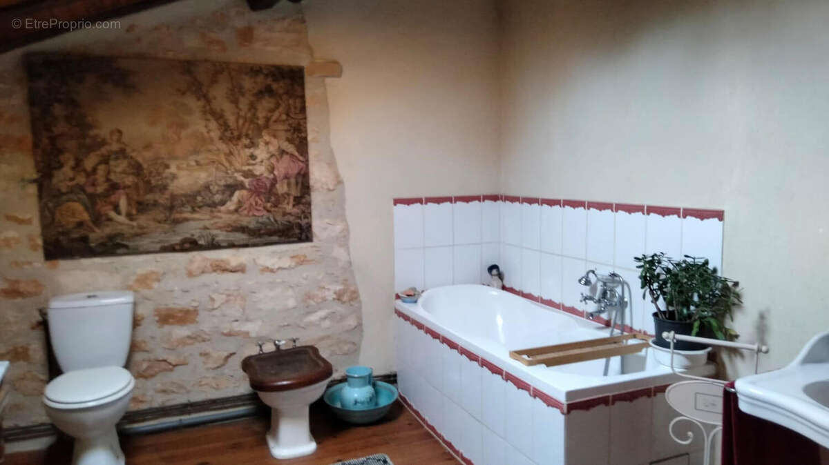 SDB - Maison à CHASSENEUIL-SUR-BONNIEURE