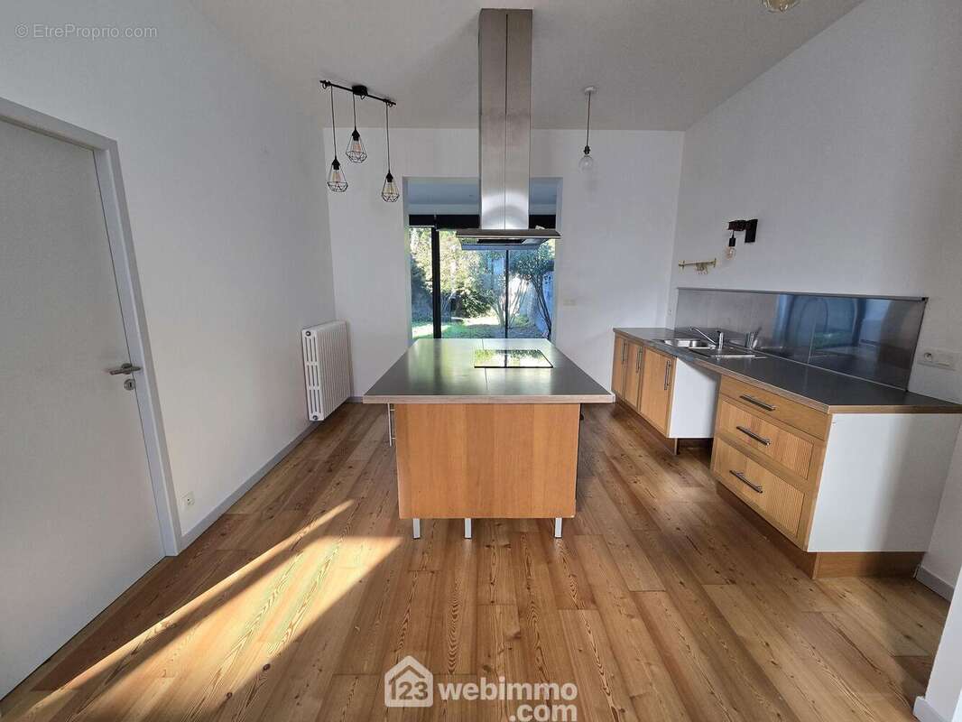 La cuisine est aménagée et équipée - Maison à BORDEAUX