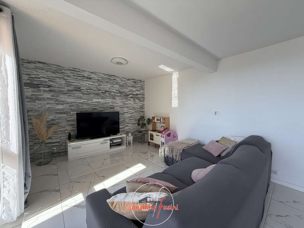 Appartement à CARROS