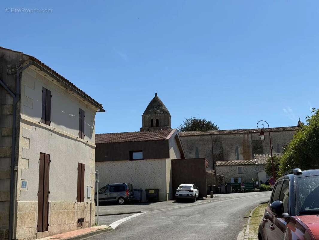 Maison à NIEUL-LE-VIROUIL