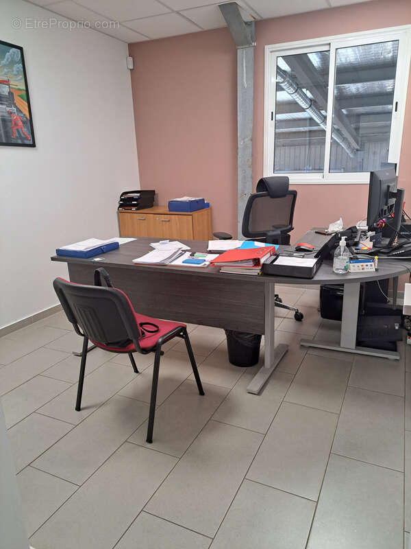 Entrepôt 334.57 m2 Dépôt de stockage avec réserve et bureaux - photo 7