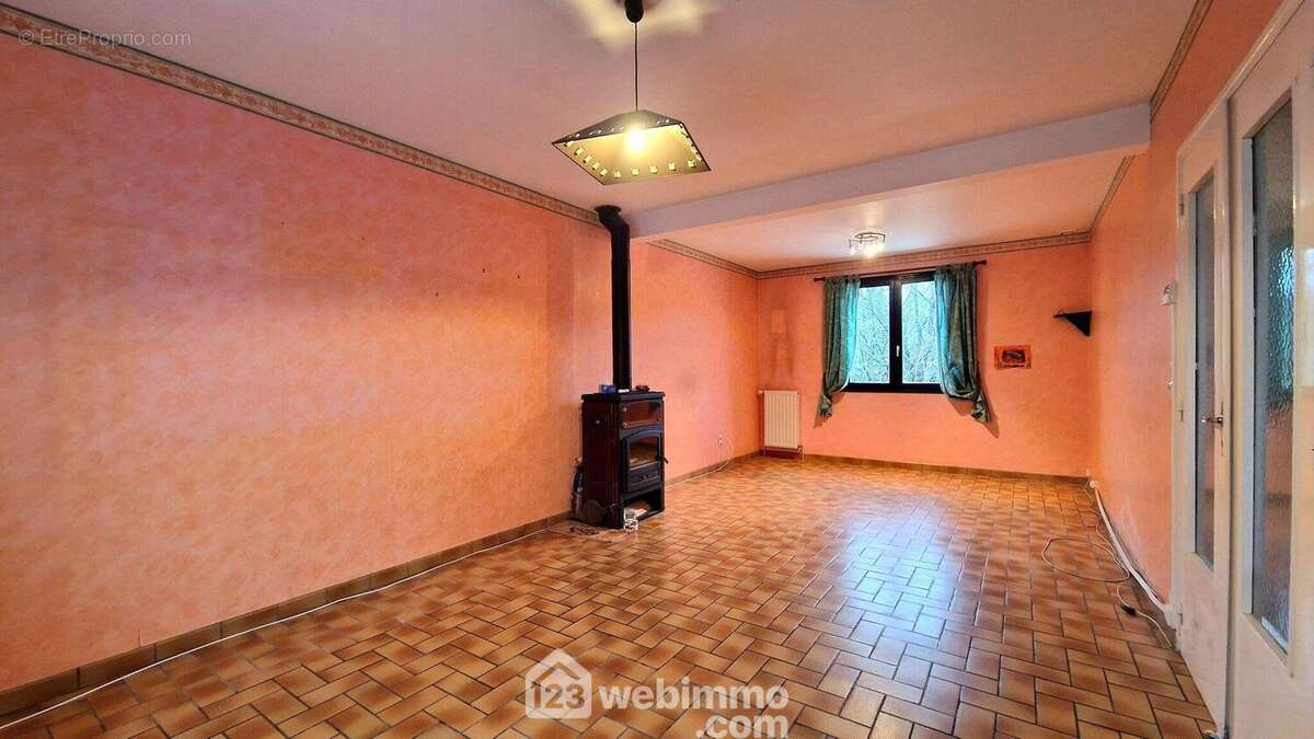 Un double séjour de 26 m² lumineux - Maison à CLACY-ET-THIERRET