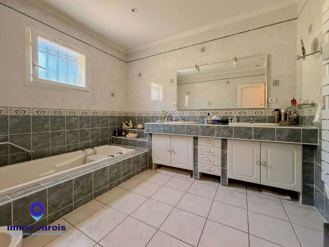 Collobrières   Villa de plain-pied de 142 m2 avec piscine et prestations de qualité - photo 7
