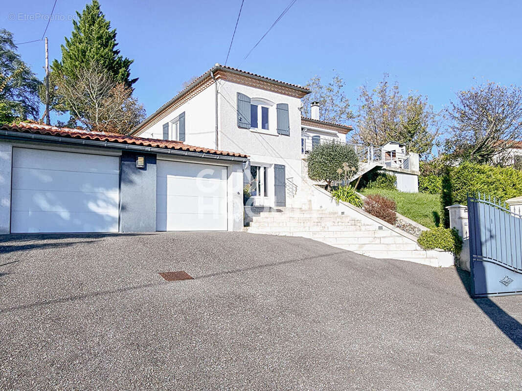 Maison 5 chambres, double garage, terrasse et jardin dans un secteur calme et recherché. - photo 8