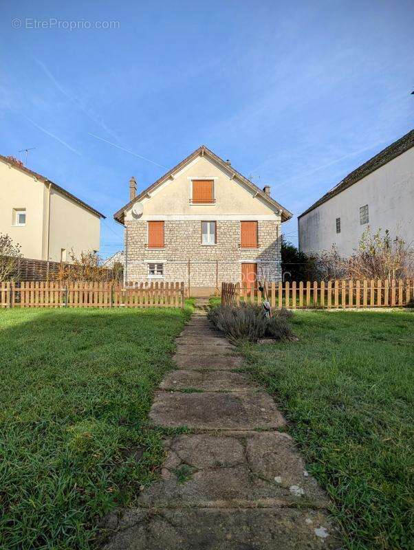 Maison à SAINT-PIERRE-LES-NEMOURS