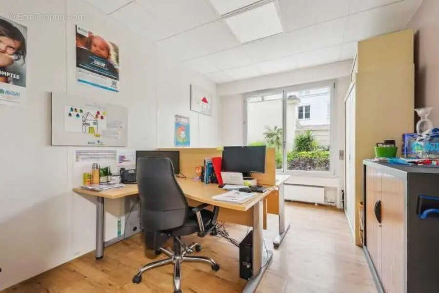 Commerce à PARIS-8E