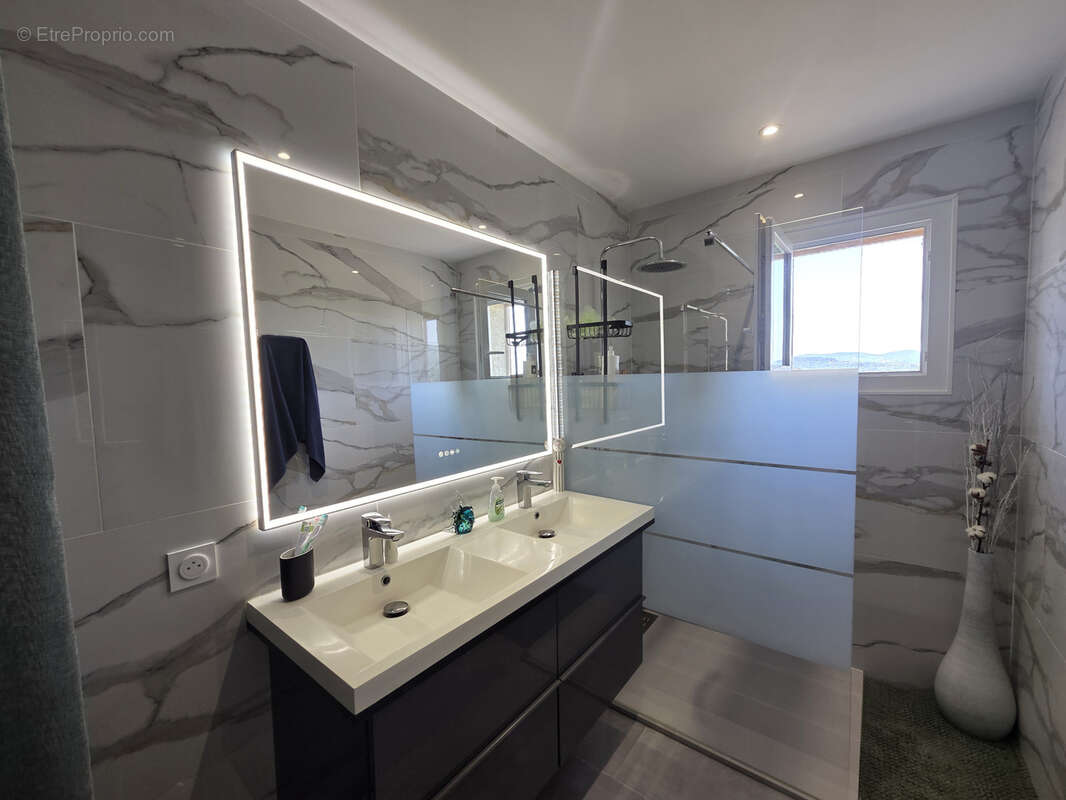 Maison à LE CRESTET