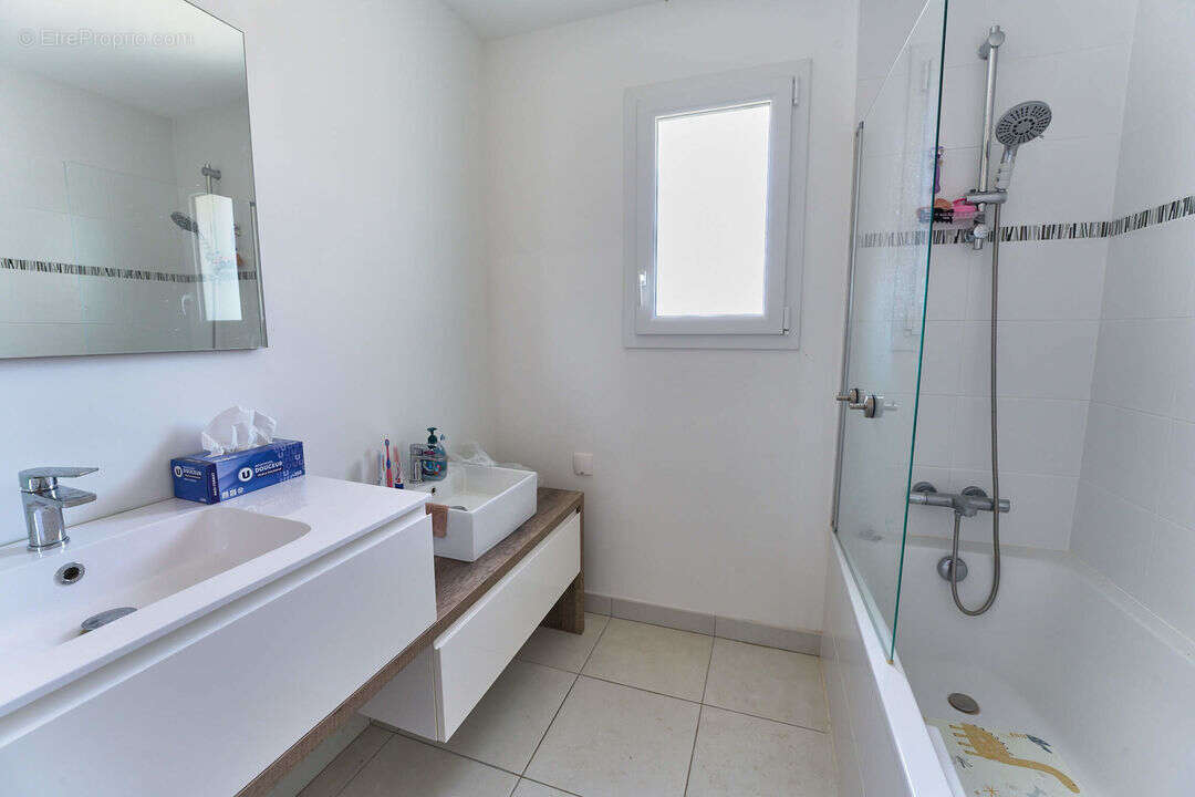 cuisine aménagée et équipée, 4 chambres - Maison à BOTZ-EN-MAUGES