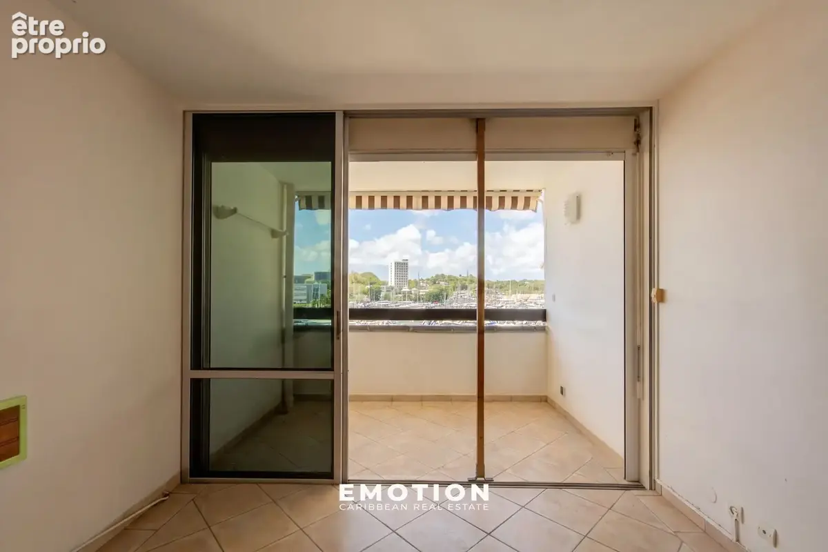 Appartement T2   53,48 m2, vue marina et mer + grand box fermé de 15 m2 + une cave de 4,5 m2 - Marina du Gosie - photo 3