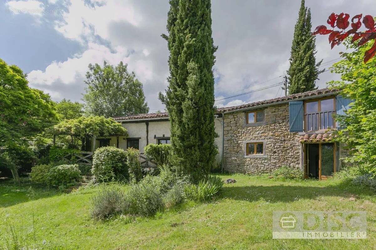 Maison à SAINT-MICHEL-DE-VAX