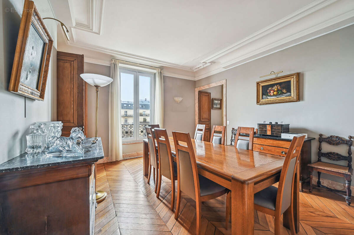 Appartement à PARIS-16E