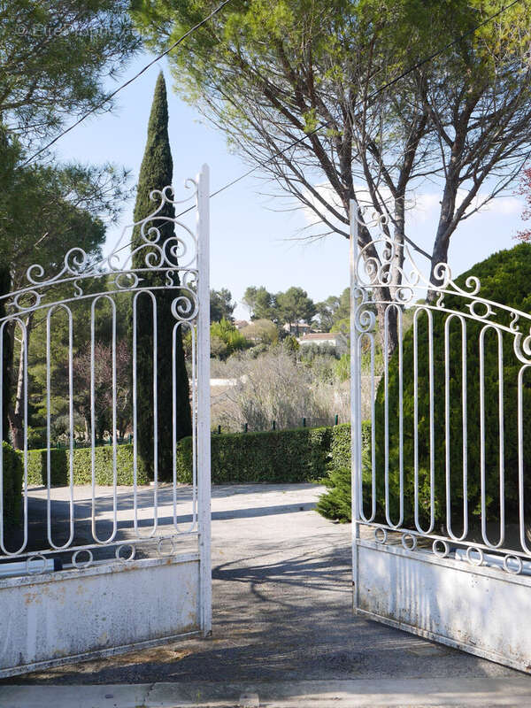 Entrée propriété - Maison à NIMES