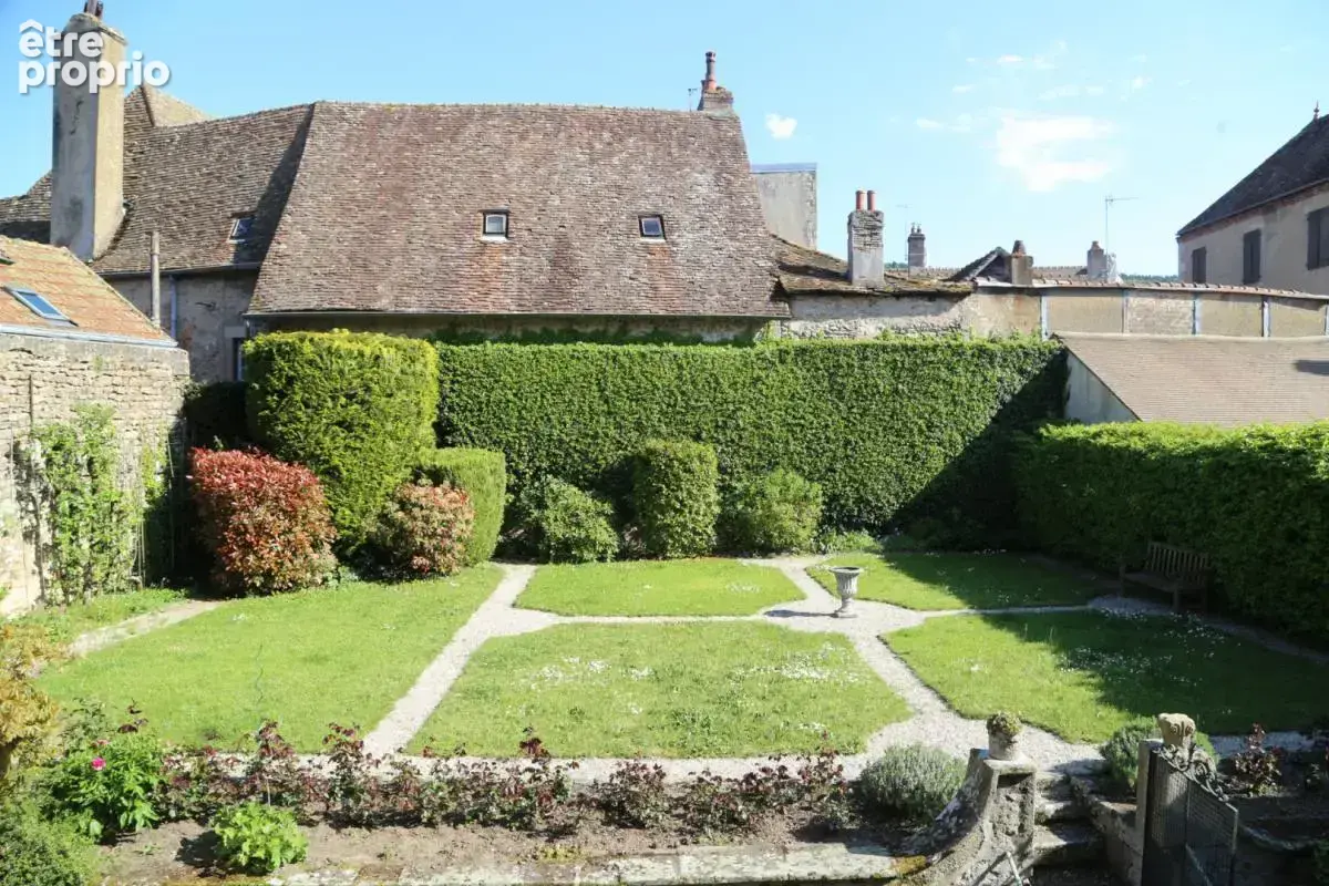 Ancienne maison Canoniale idéalement située en plein coeur historique avec jardin à la française - photo 2