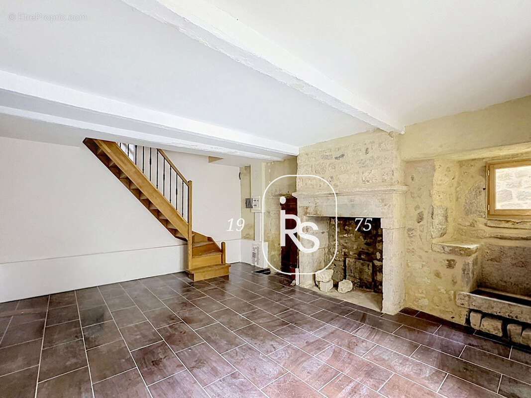 Une maison de village  de 80 m2 datant du 16ème dans le centre médiéval de Largentière. - photo 2