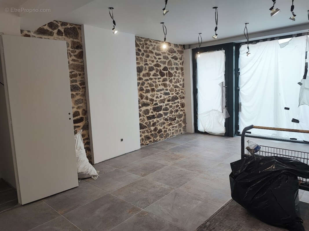 A VENDRE - Secteur place Carnot - Deux locaux commerciaux neufs - photo 3