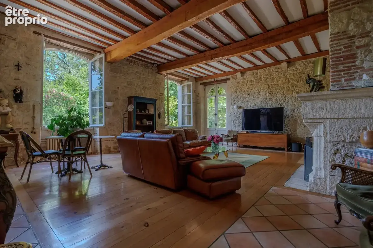 Château entièrement restauré sur 5 hectares de terrain (dont 2 hectares de bois et 3 sources d'eau) - photo 4