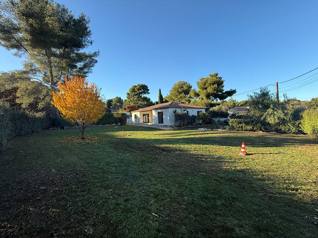 Maison à SAINT-MITRE-LES-REMPARTS
