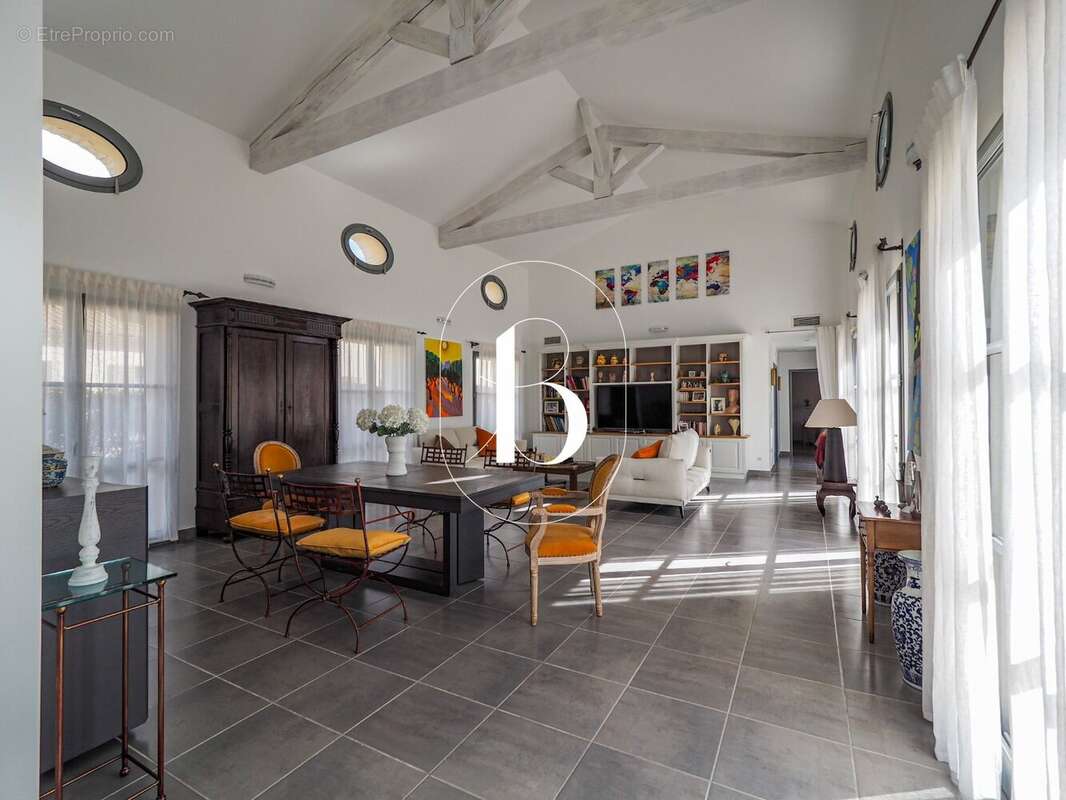 A proximité immédiate du centre ville d'Uzès - Superbe contemporaine de plain pied - photo 4