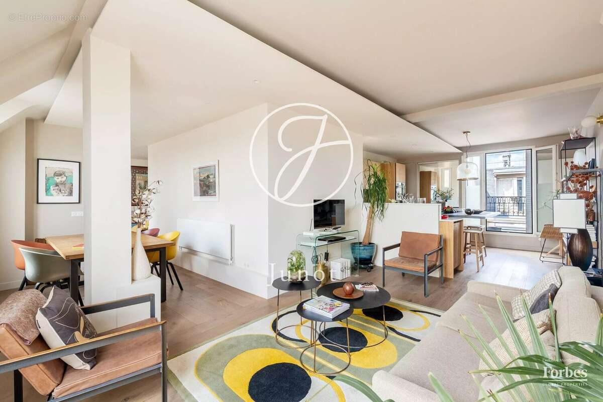 Paris 18e - MONTMARTRE / JARDINS DU SACRÉ-CŒUR -  Grand 2 pièces - 58,09m² Carrez - 60,25m² au sol - Terrasses - Vues dégagées - photo 9