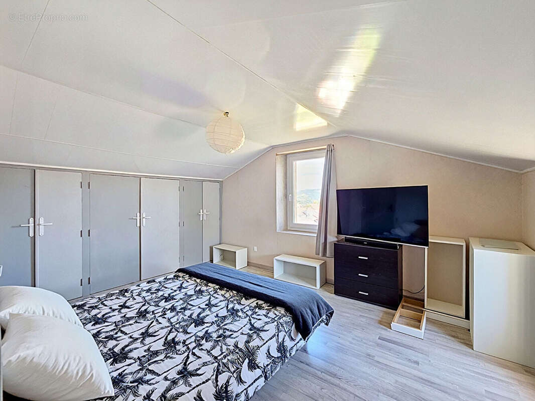 Maison familiale avec grange de 130 m², dépendances et terrain de 1 282 m² - photo 5