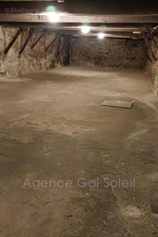 Parking à LESPIGNAN