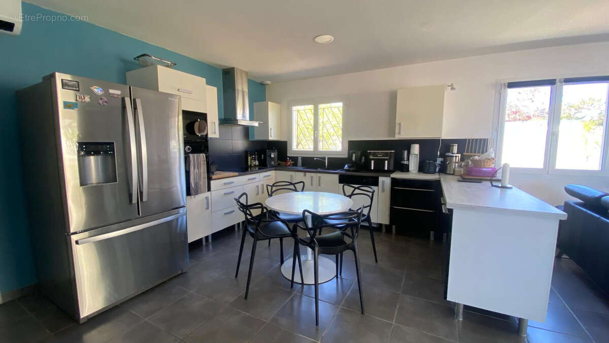 A vendre villa T5 de 158 m2 avec garage et piscine sur une parcelle de 1060 m2 à Narbonne - photo 2