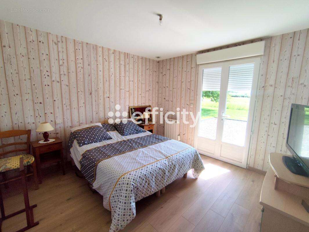 Maison 160 m² à Saint-Georges-Des-Coteaux  - photo 11