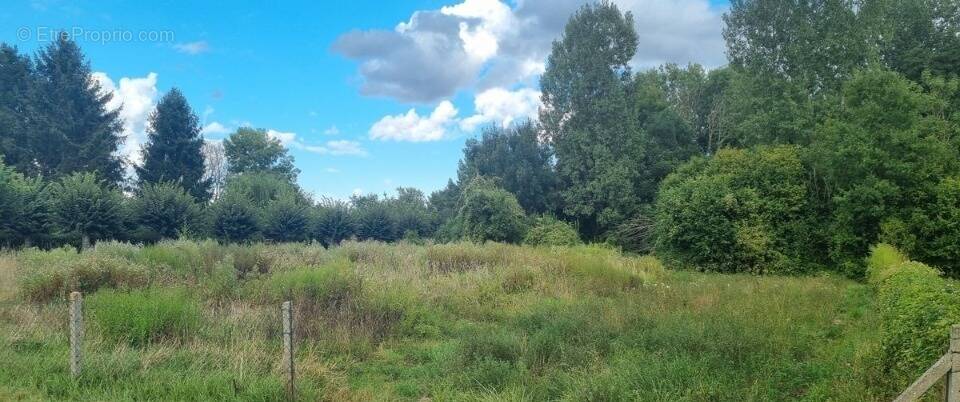 Terrain à CHEVRIERES