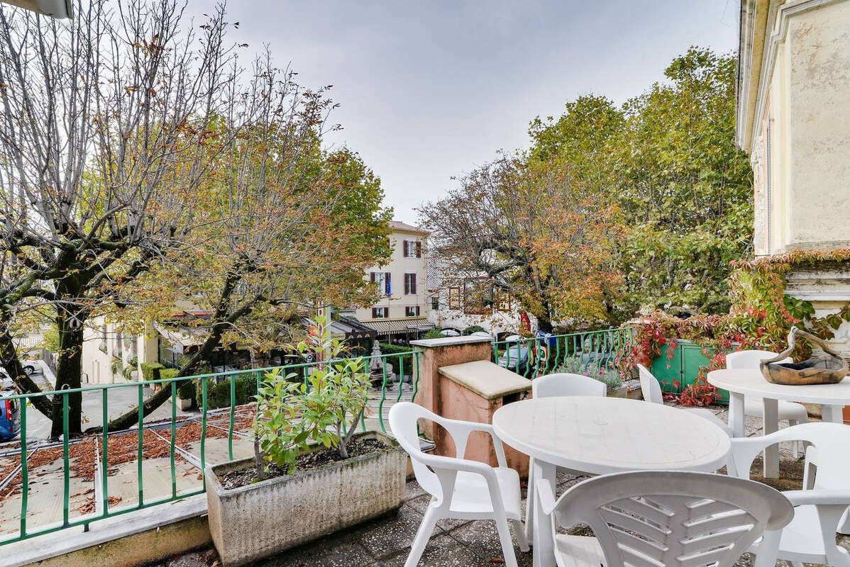 Commerce à SAINT-VALLIER-DE-THIEY