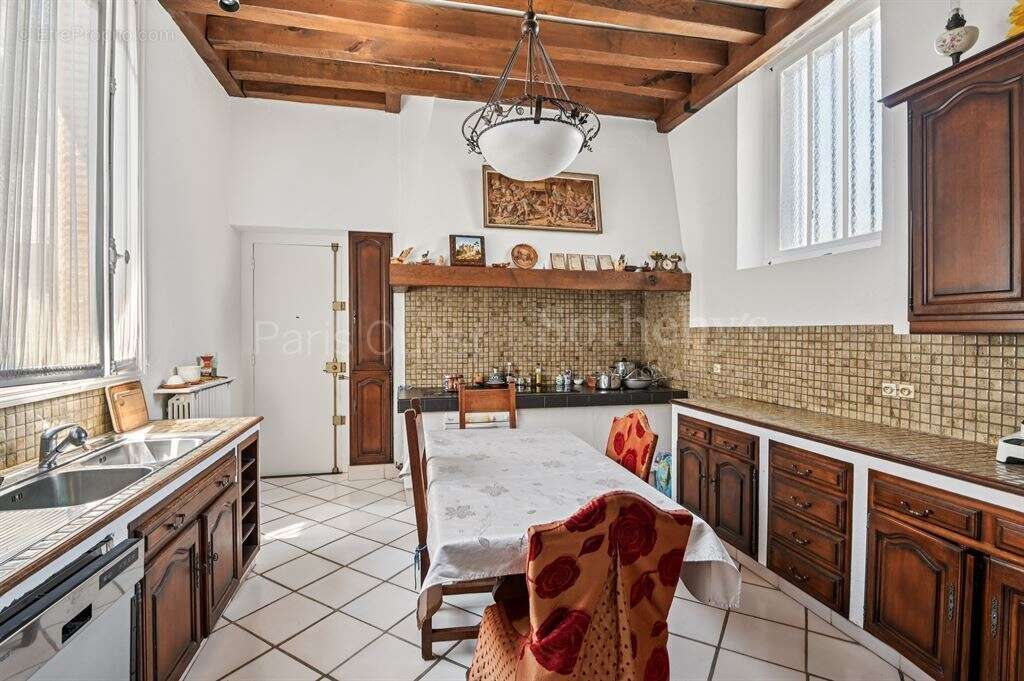 Appartement à PARIS-16E