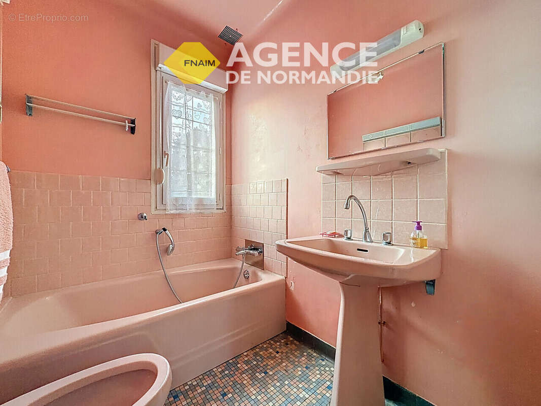 Maison à LA FERTE-FRENEL