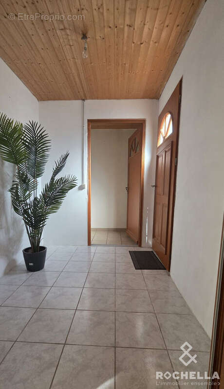 Entrée - Maison à SAINT-JEAN-D&#039;ANGELY