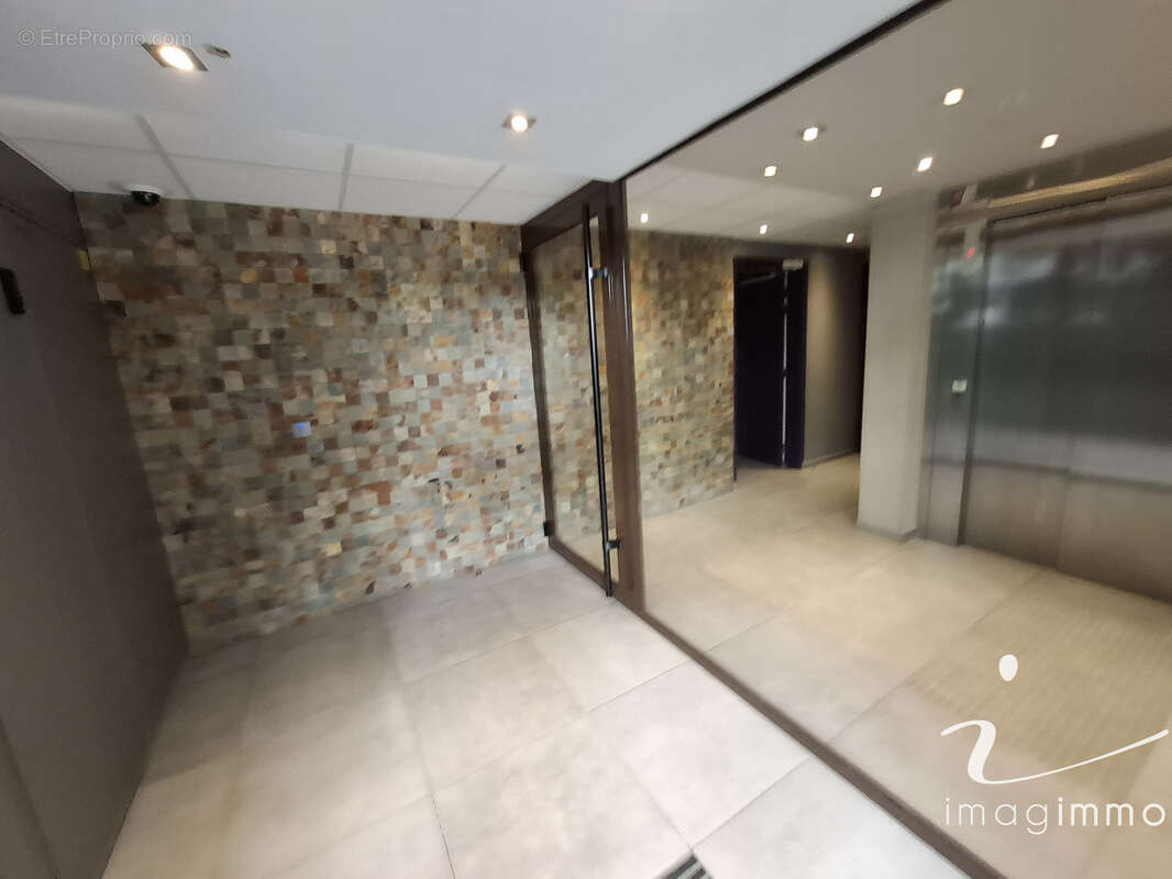 Bel appartement récent de type 3 avec grande terrasse et 2 stationnements ! - photo 11