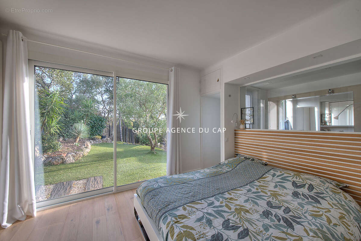 EXCLUSIVITÉ ! Fréjus Valescure, VILLA 7 pièces, 4 chambres, bureau, piscine, terrain de 1980m² - photo 14